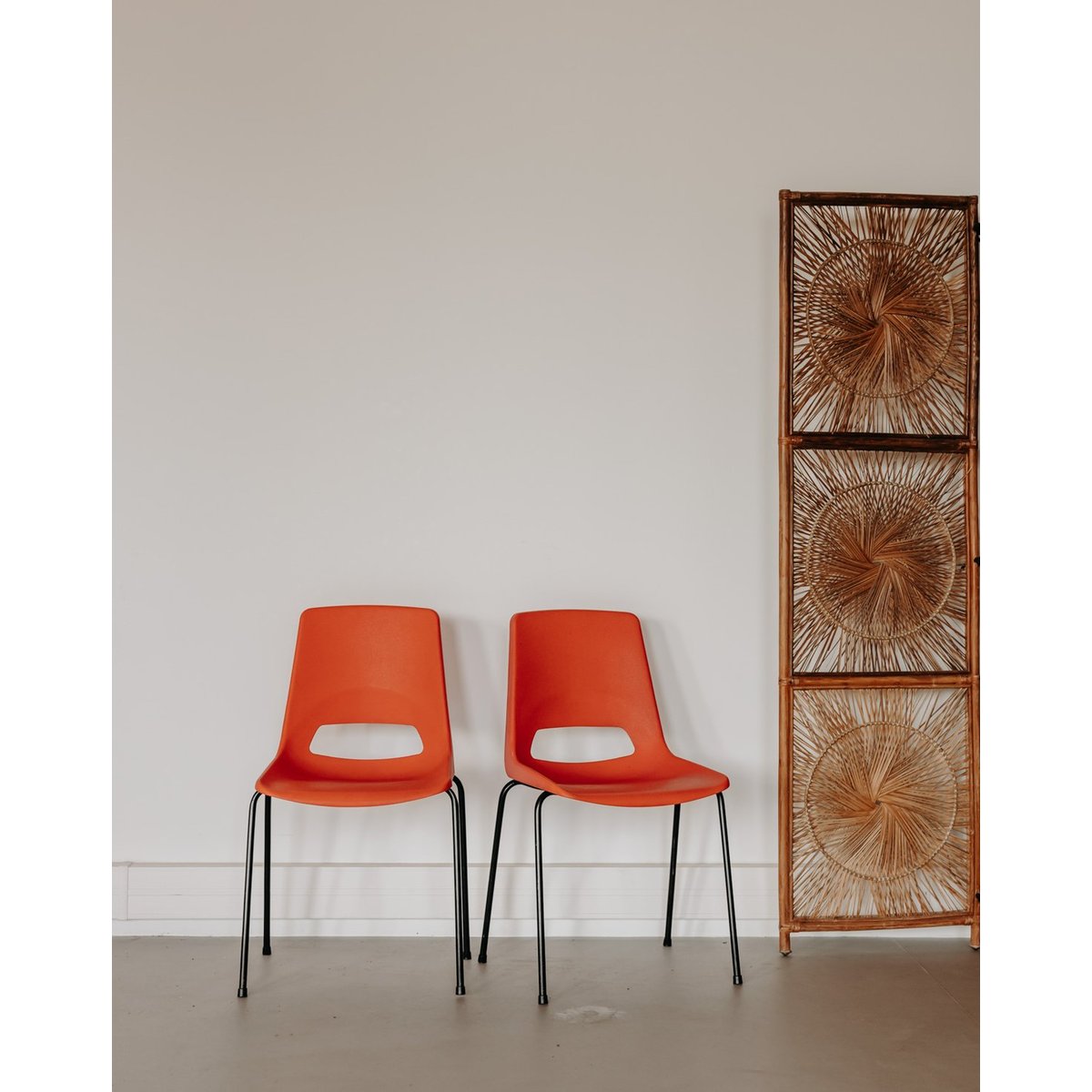 Paire de chaises oranges aux allures rétro Alma N°2002 - Bon état rouge, DEBONGOUT