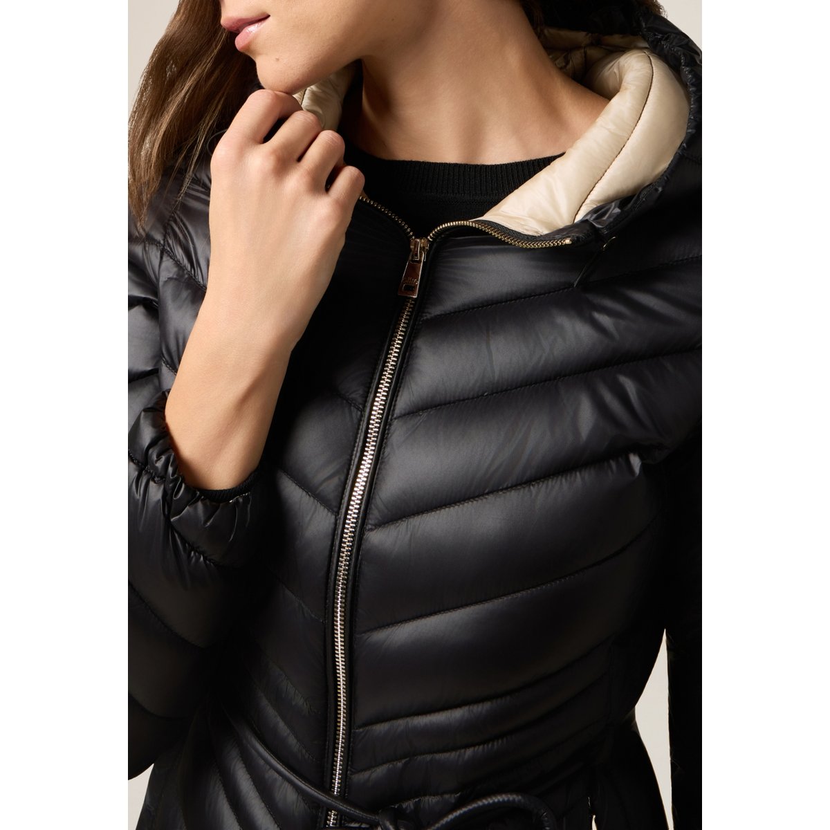 Doudoune mi-longue à capuche avec ceinture noir, OLTRE