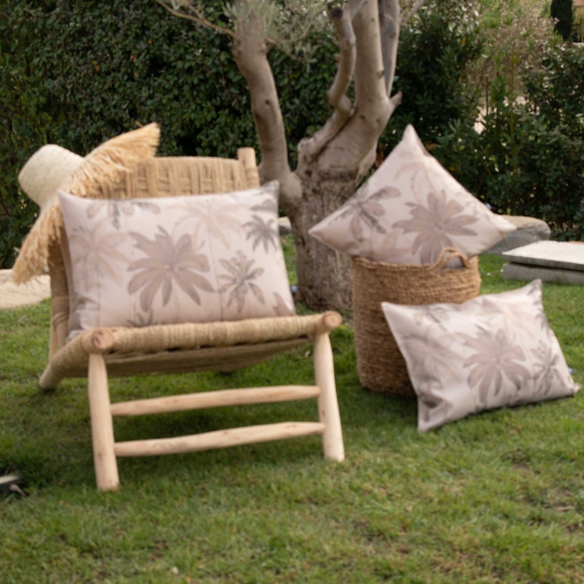 Coussin d'extérieur déperlant imprimé palmiers taupe, SUD ETOFFE