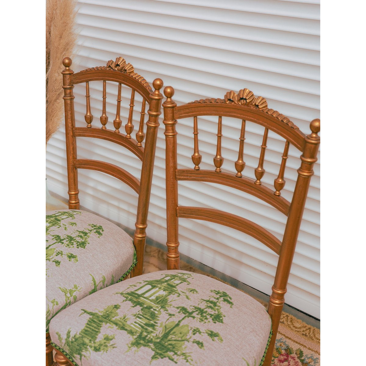 Paire de chaises dorées Claude N°1561 - Bon état doré, DEBONGOUT