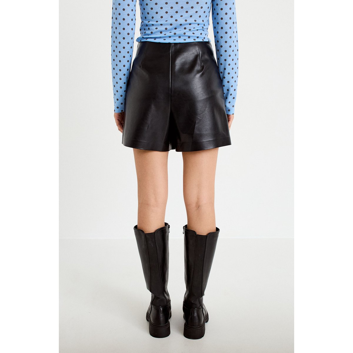Jupe-short courte en similicuir noir, CACHE CACHE
