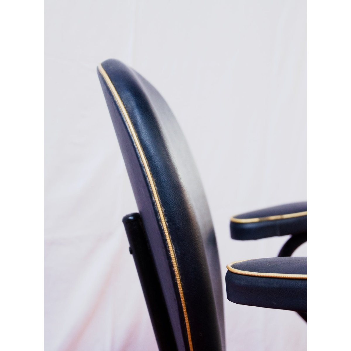 Fauteuil en skaï bleu foncé Jakob N°1444 - Bon état bleu foncé, DEBONGOUT