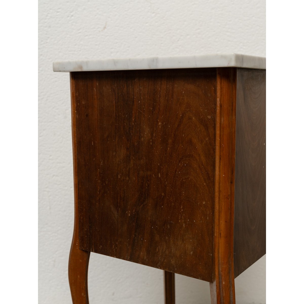 Table de chevet en bois et marbre blanc Odile N°1613 - Bon état bois foncé, DEBONGOUT