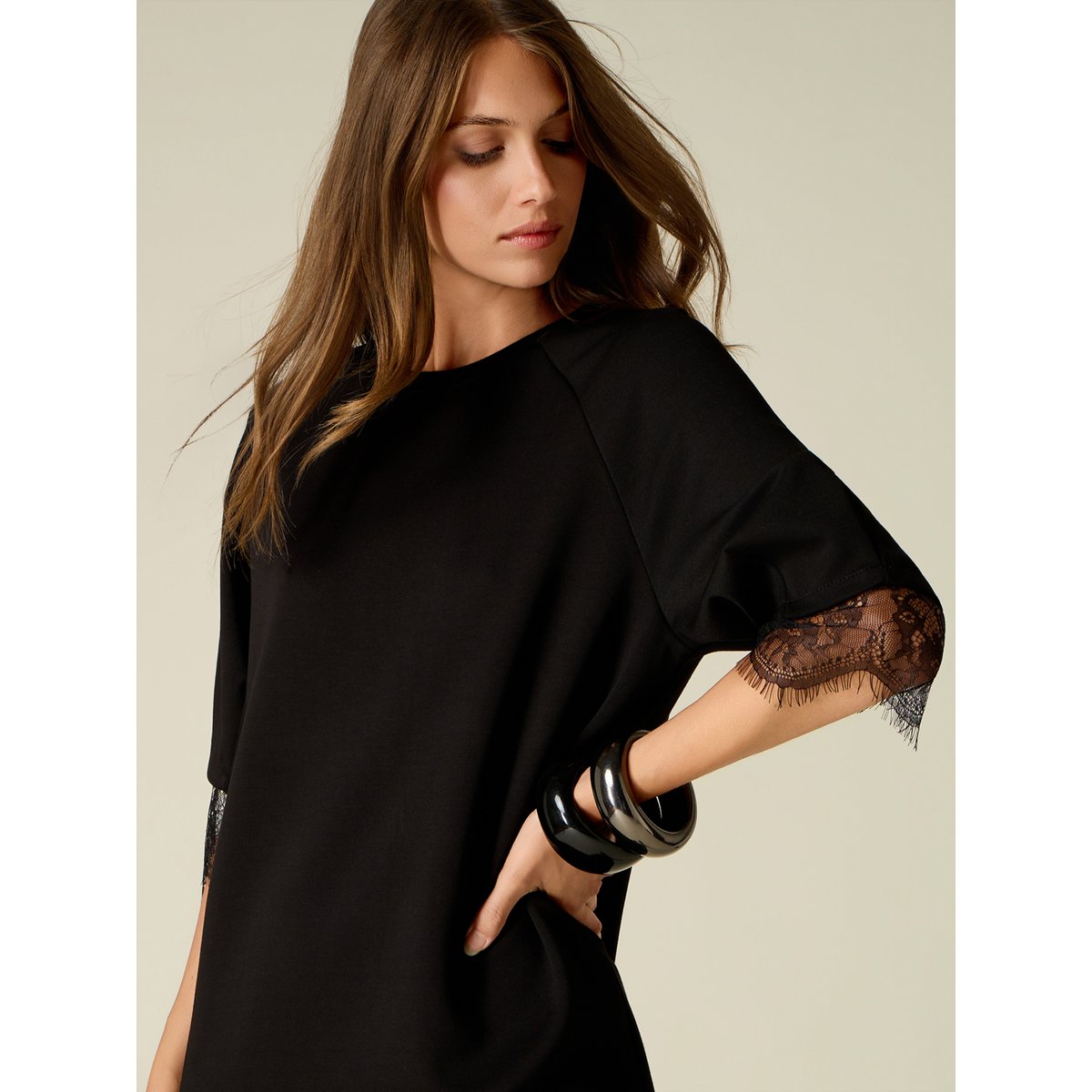 Robe en dentelle noir, OLTRE