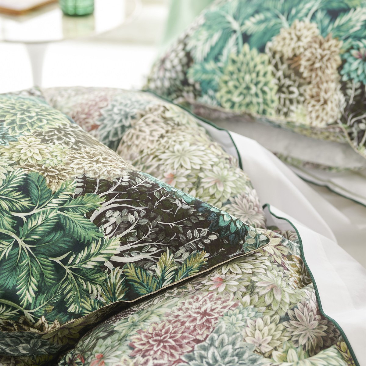 Taie d'oreiller imprimée en satin de coton, MADHYA vert, DESIGNERS GUILD