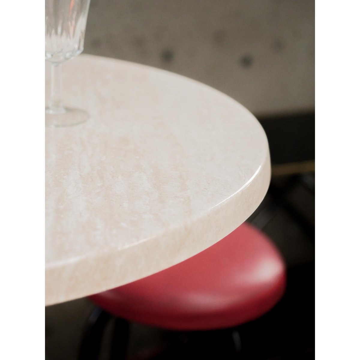 Table à manger style bistro au pied de fer Denise N°1184 - Bon état blanc, DEBONGOUT