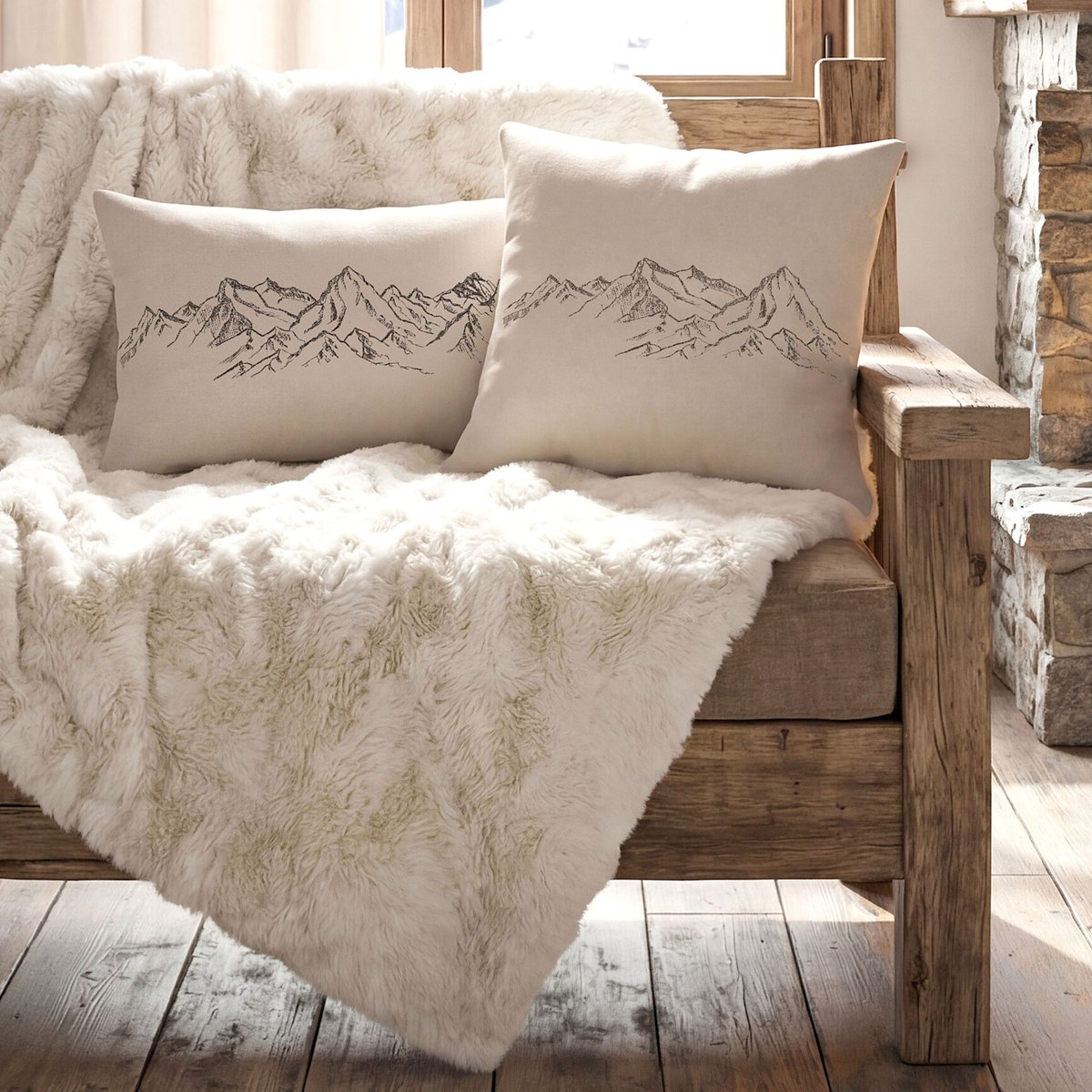 Coussin décoratif à motif montagnes brodé naturel, LOVELY CASA