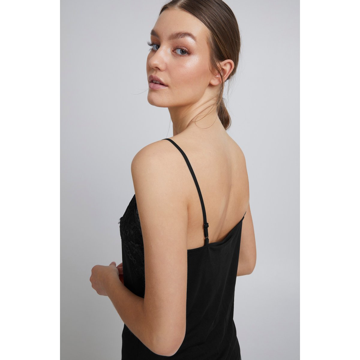 Sleeveless top noir, ICHI