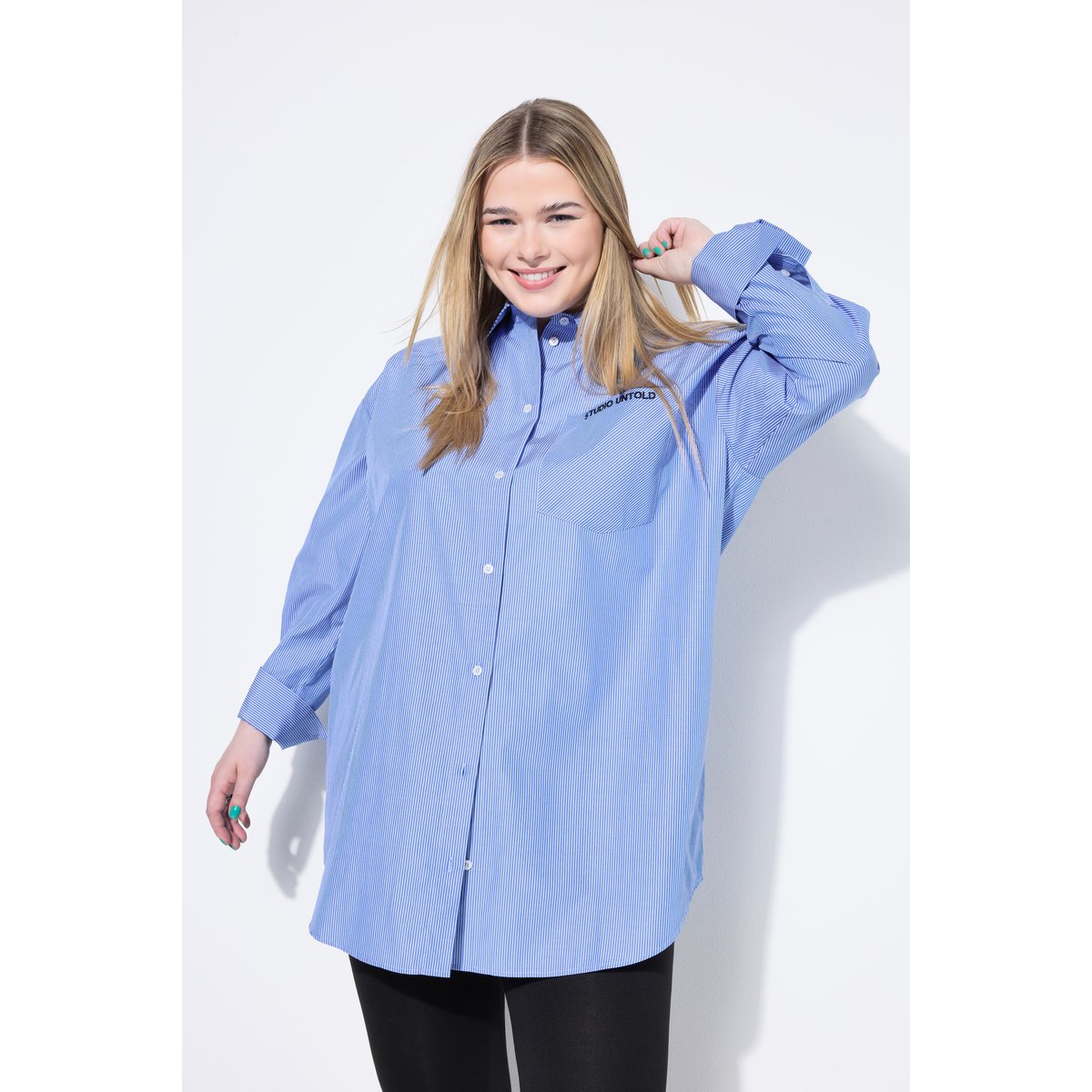 Chemisier oversize à rayures, poche brodée bleu ciel, STUDIO UNTOLD