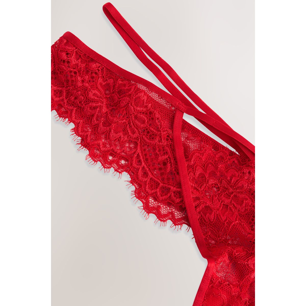 String en dentelle rouge, NEXT