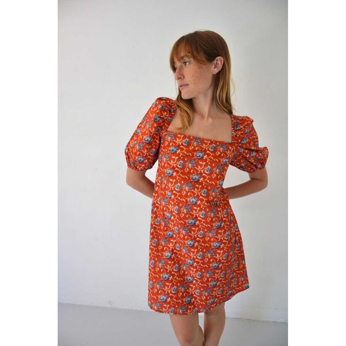 Robe courte fleurie dos ouvert BRUNA rouge, MINDTRAVELER