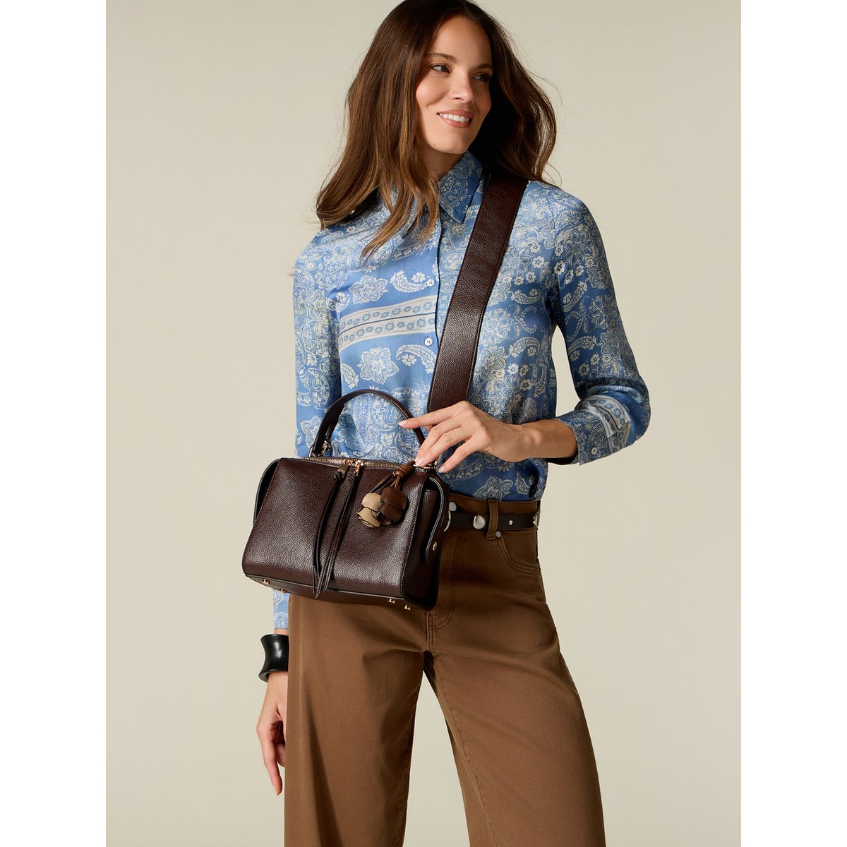 Sac boston avec charm floral et pompons marron, OLTRE