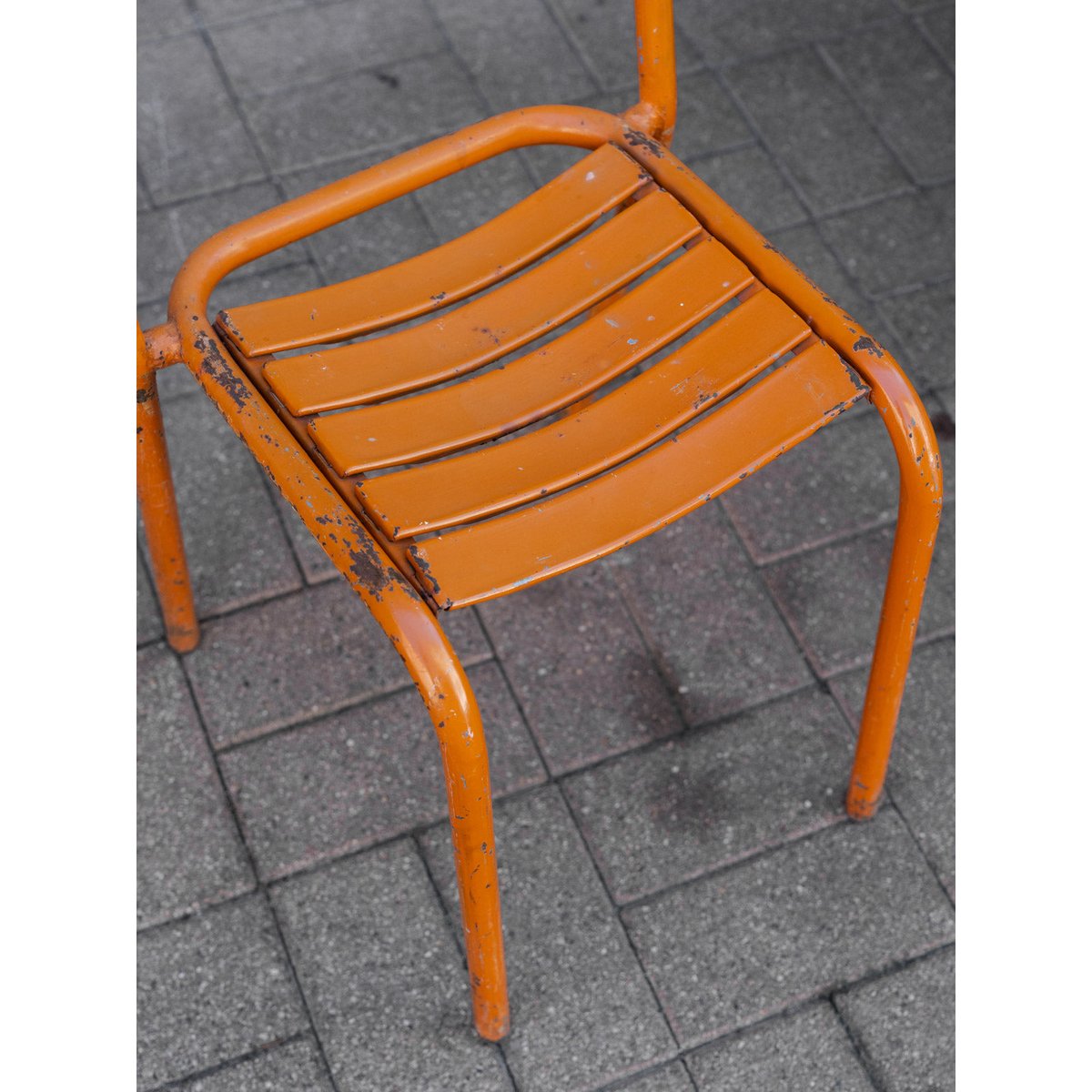 Paire de chaises Tolix en métal orange Alma N°1942 - Bon état orange, DEBONGOUT