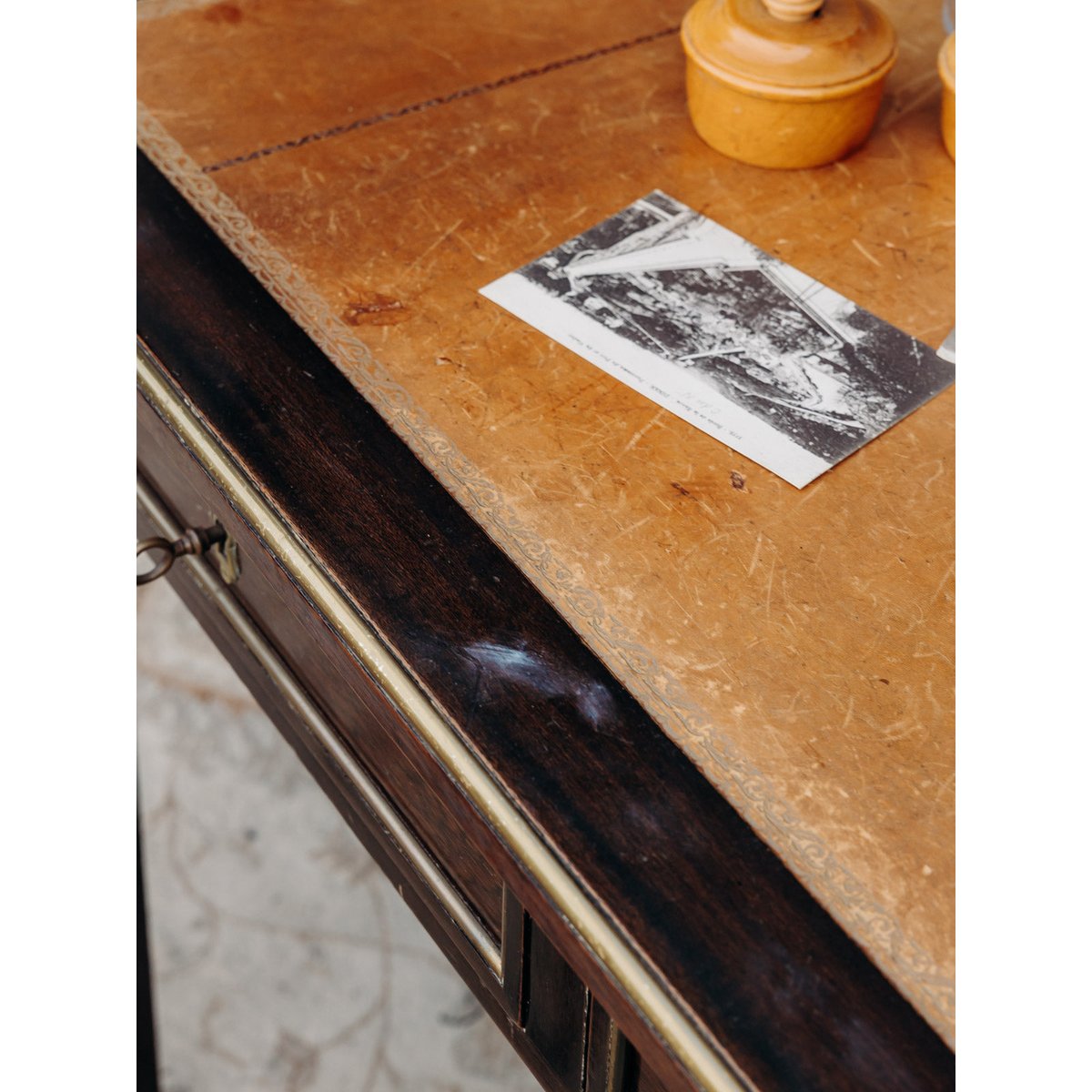 Bureau en bois et cuir Edouard N°497 - Bon état bois foncé, DEBONGOUT
