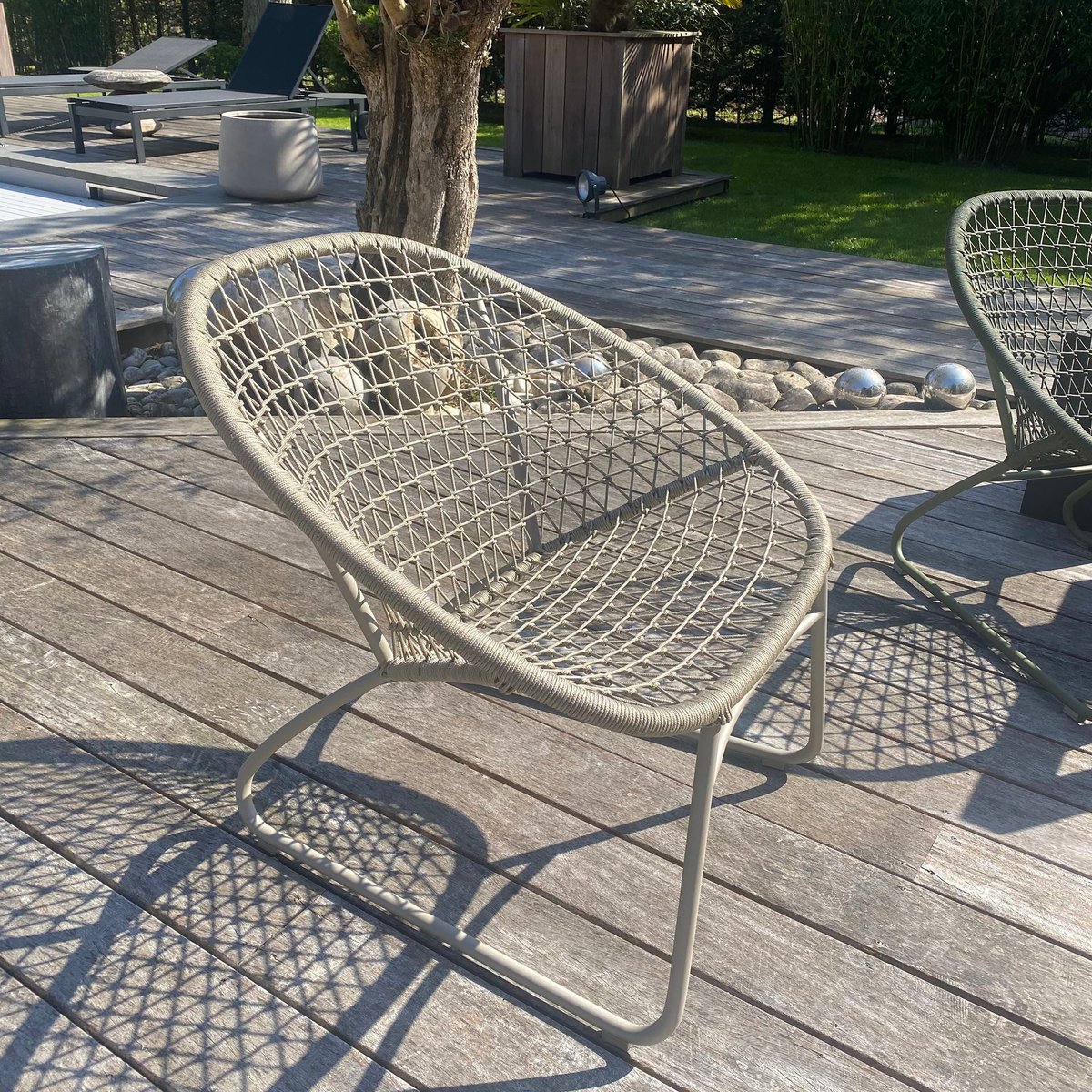 Fauteuil en polypropylène et pieds en métal, BAO BAO taupe, NOW'S HOME