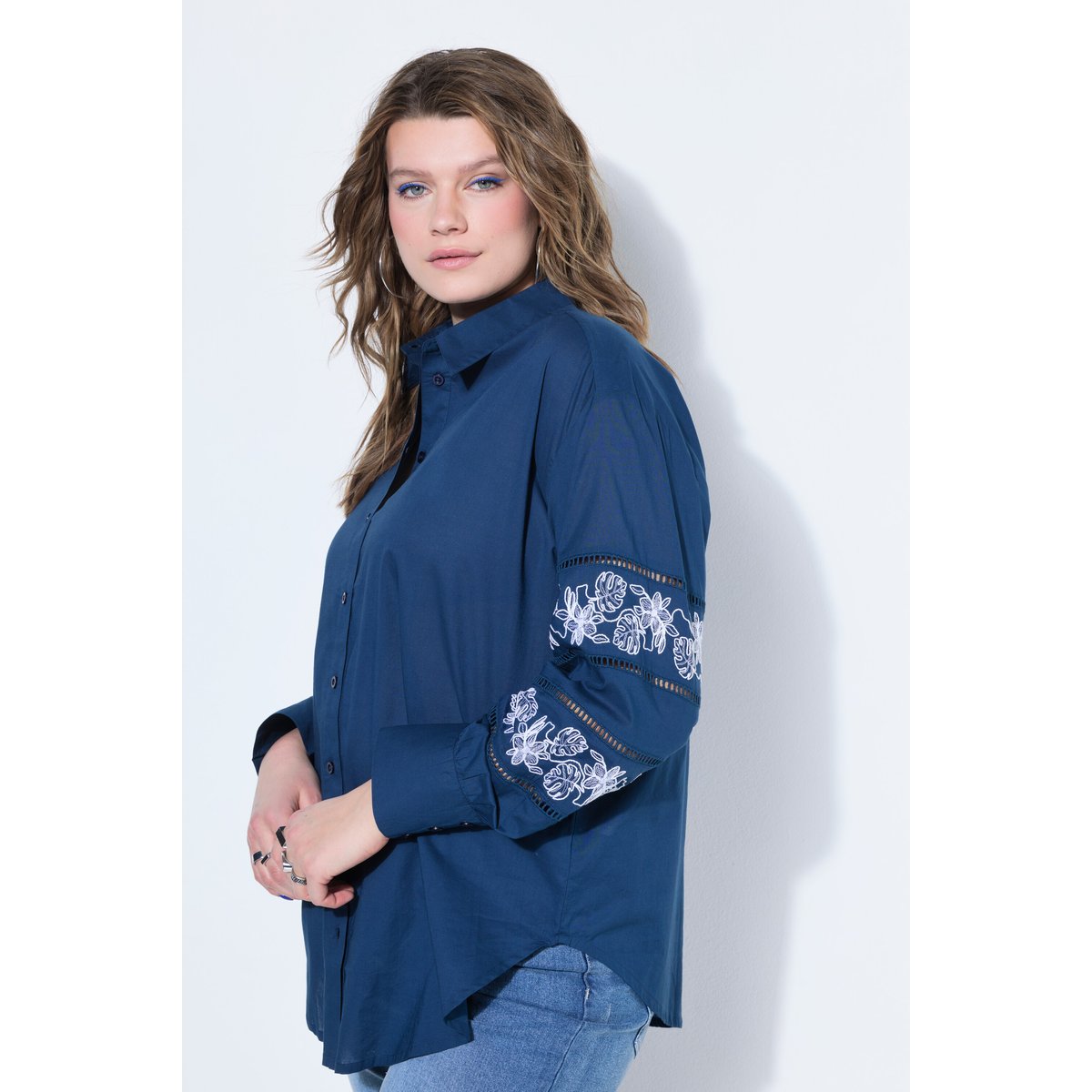 Chemisier rayé oversize, dentelle aux manches bleu foncé, STUDIO UNTOLD