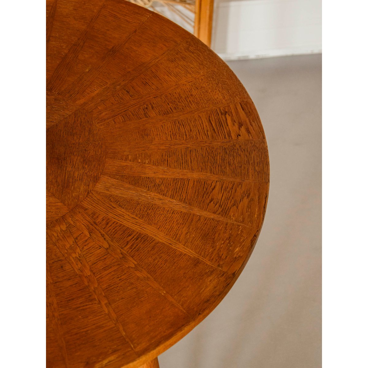 Table basse au motif marqueté Léonie N°1139 - Bon état bois clair, DEBONGOUT