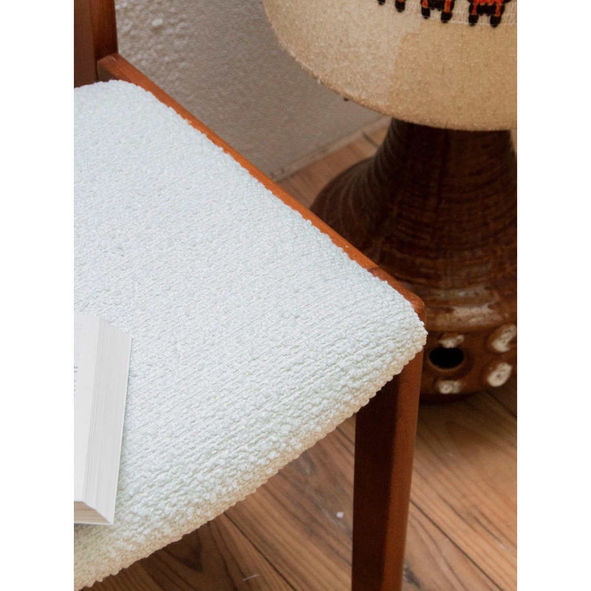 Paire de chaises en bois et tissu Alma N°1071 - Bon état bois, DEBONGOUT