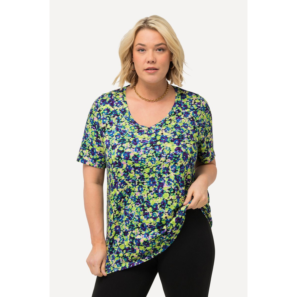 T-shirt long à fleurs. Col V et vert printanier, ULLA POPKEN