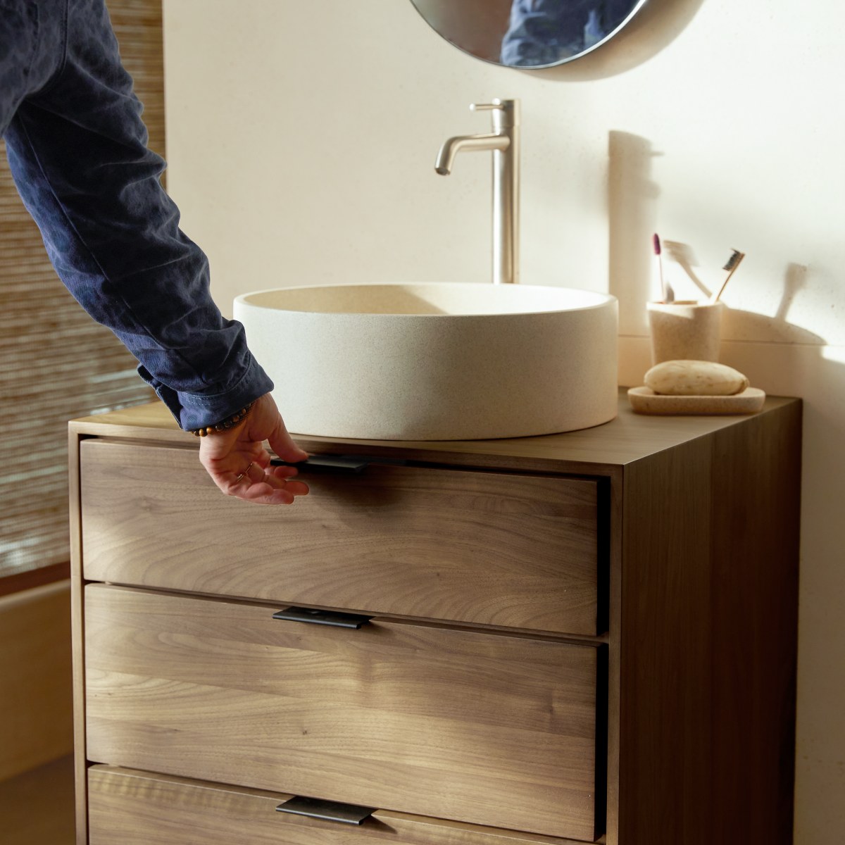 Meuble Salle De Bain en Noyer massif, SENSON marron, TIKAMOON