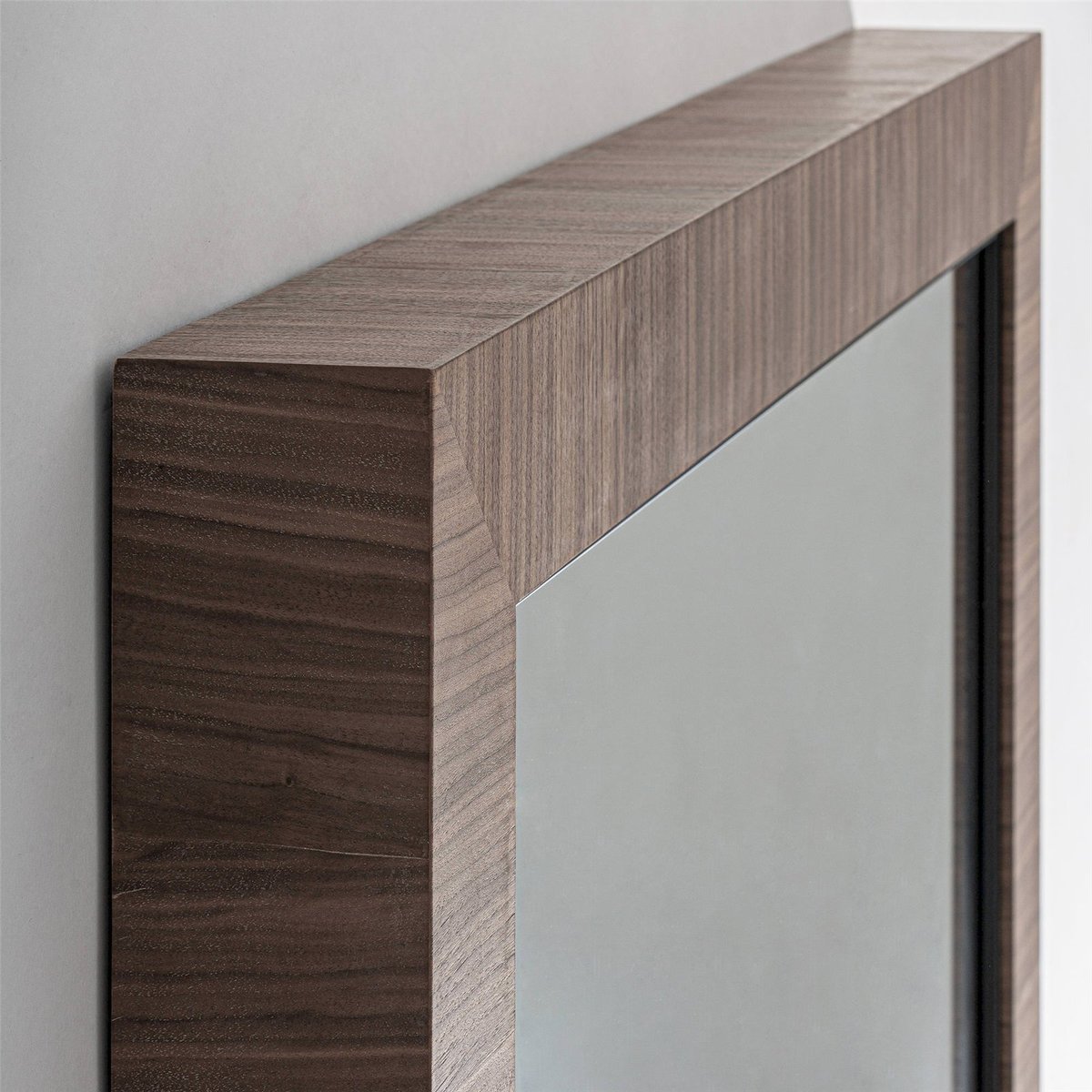 Miroir colonial en bois brun noyer et miroir, RECOLLECTION