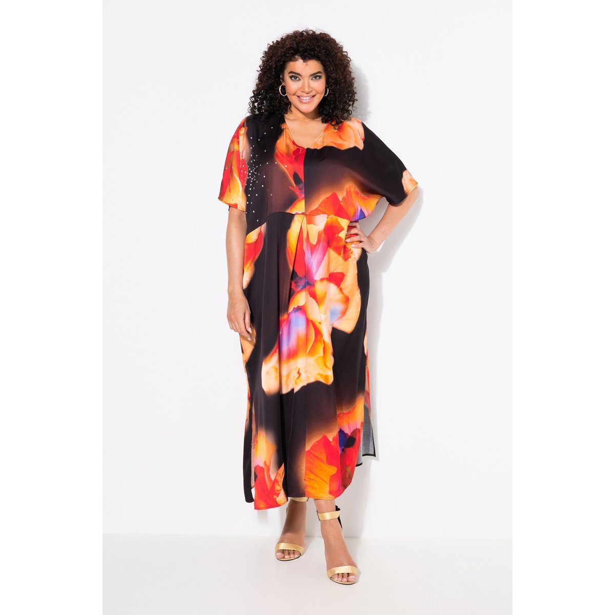 Caftan en satin. Motif fleurs et strass. noir, ULLA POPKEN