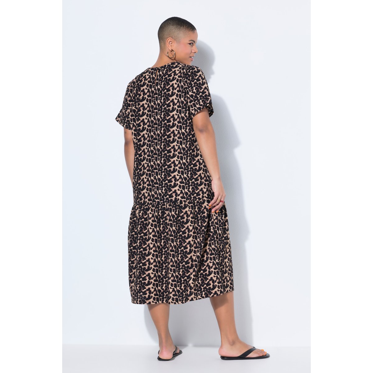 Robe midi à volant sable foncé, STUDIO UNTOLD