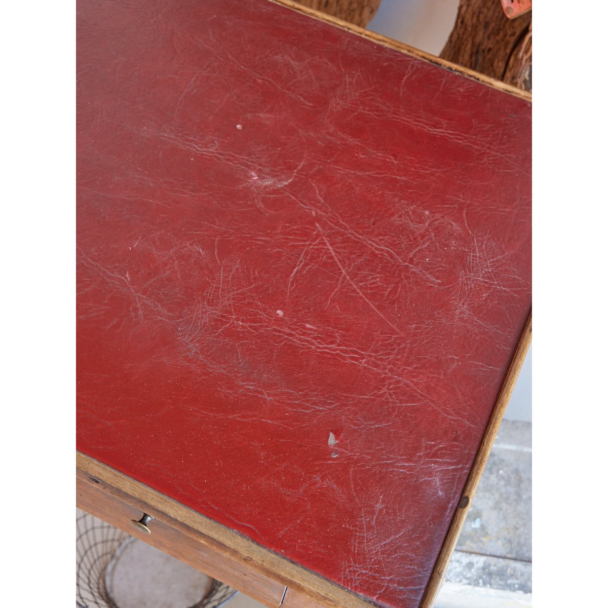 Bureau vintage en noyer Edouard N°1035 - Bon état bois foncé, DEBONGOUT
