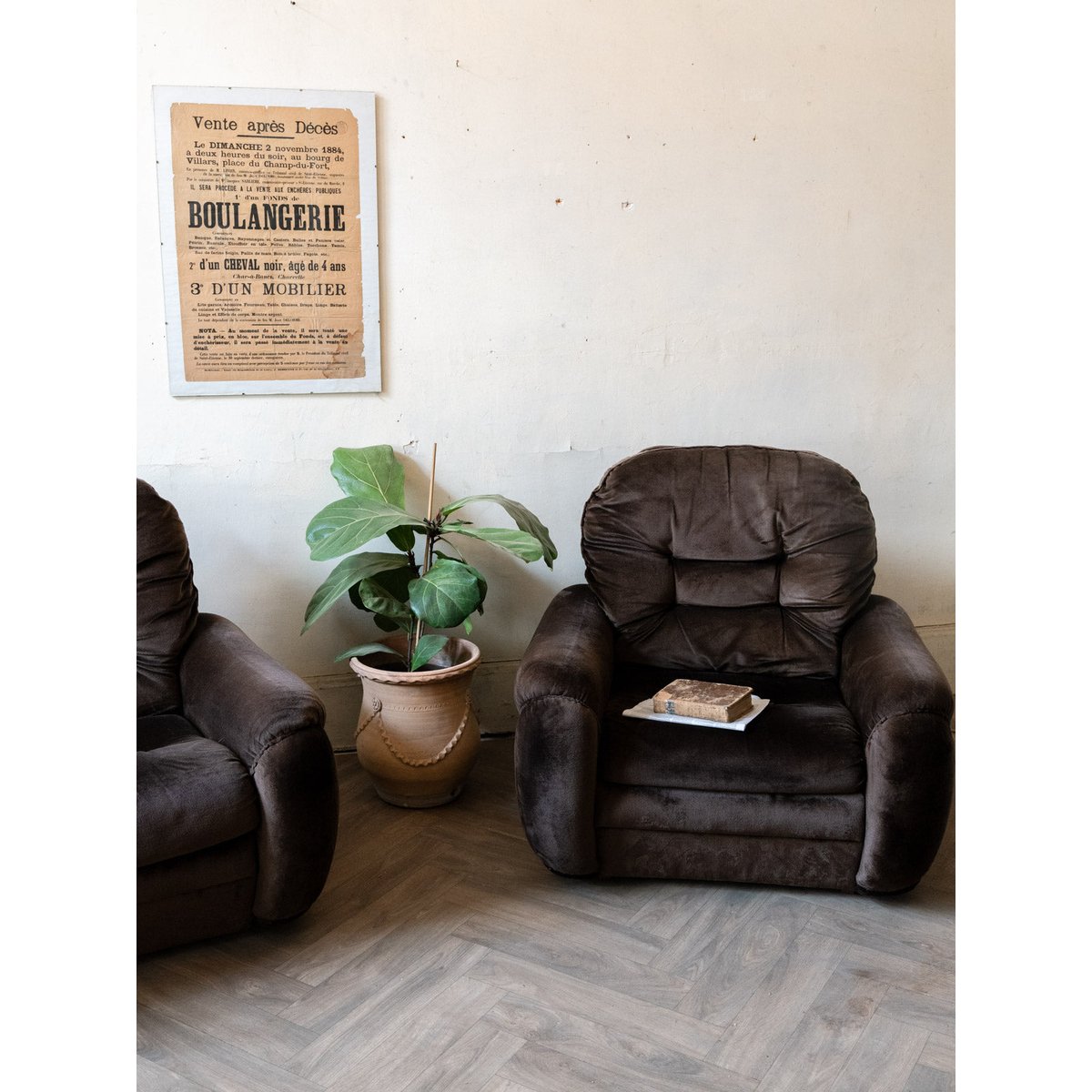 Paire de chauffeuses en velours marron Olivia N°94 - Bon état marron, DEBONGOUT