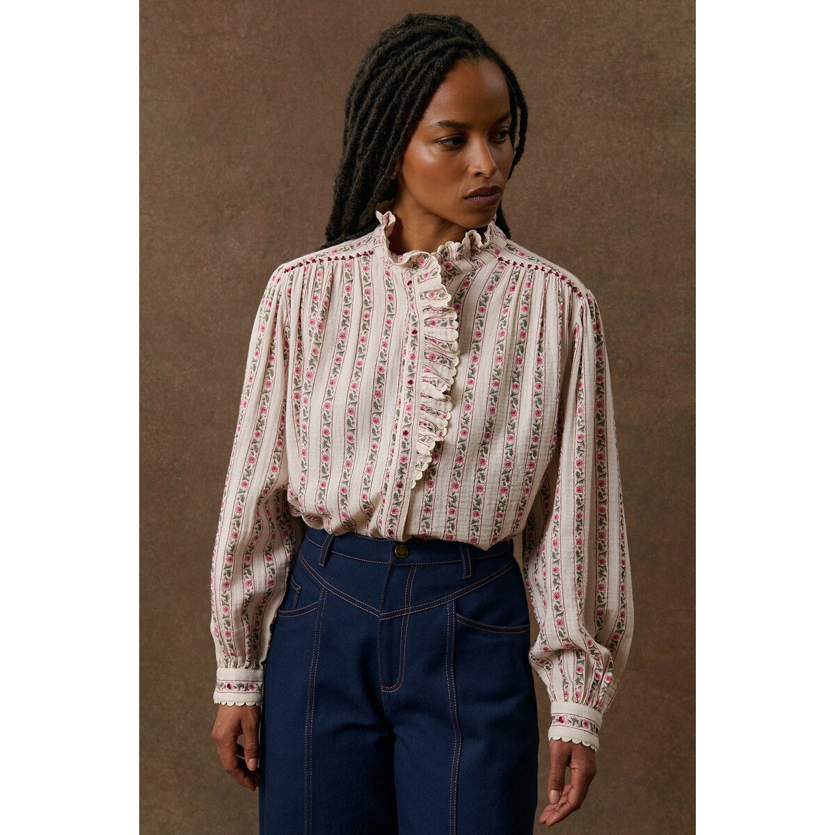 Blouse col montant à volants et rayures, CORA blanc imprimé fleurs roses, LOUISE MISHA