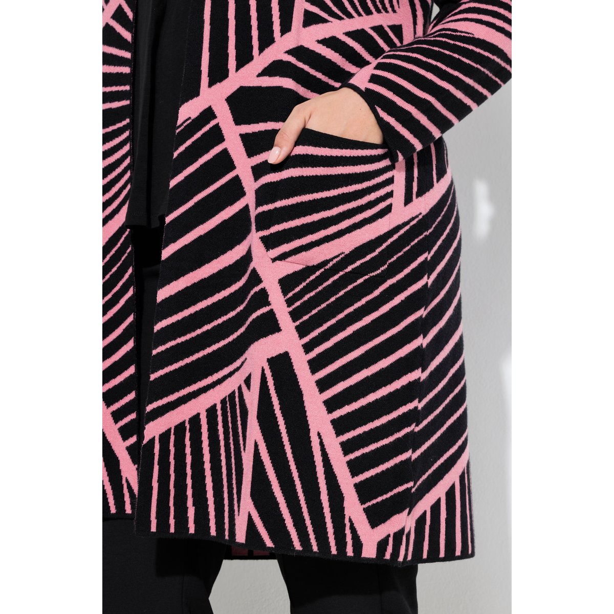 Cardigan long, motif graphique et col châle rose, ULLA POPKEN