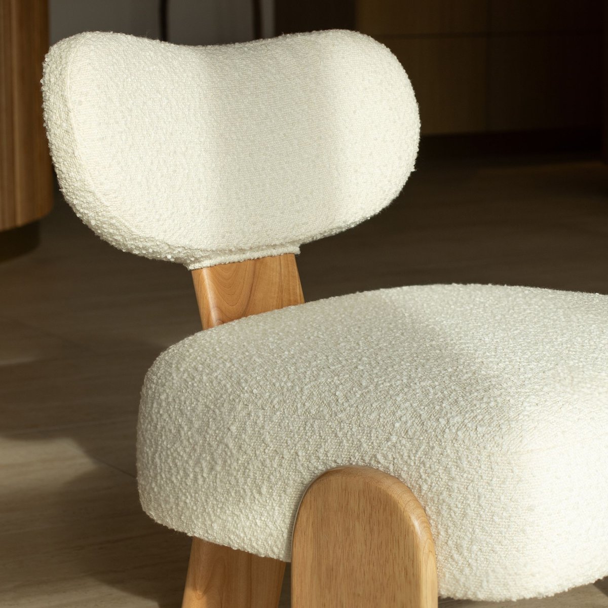 Fauteuil effet bouclette et structure en bois, HELLA blanc-naturel, NOW'S HOME