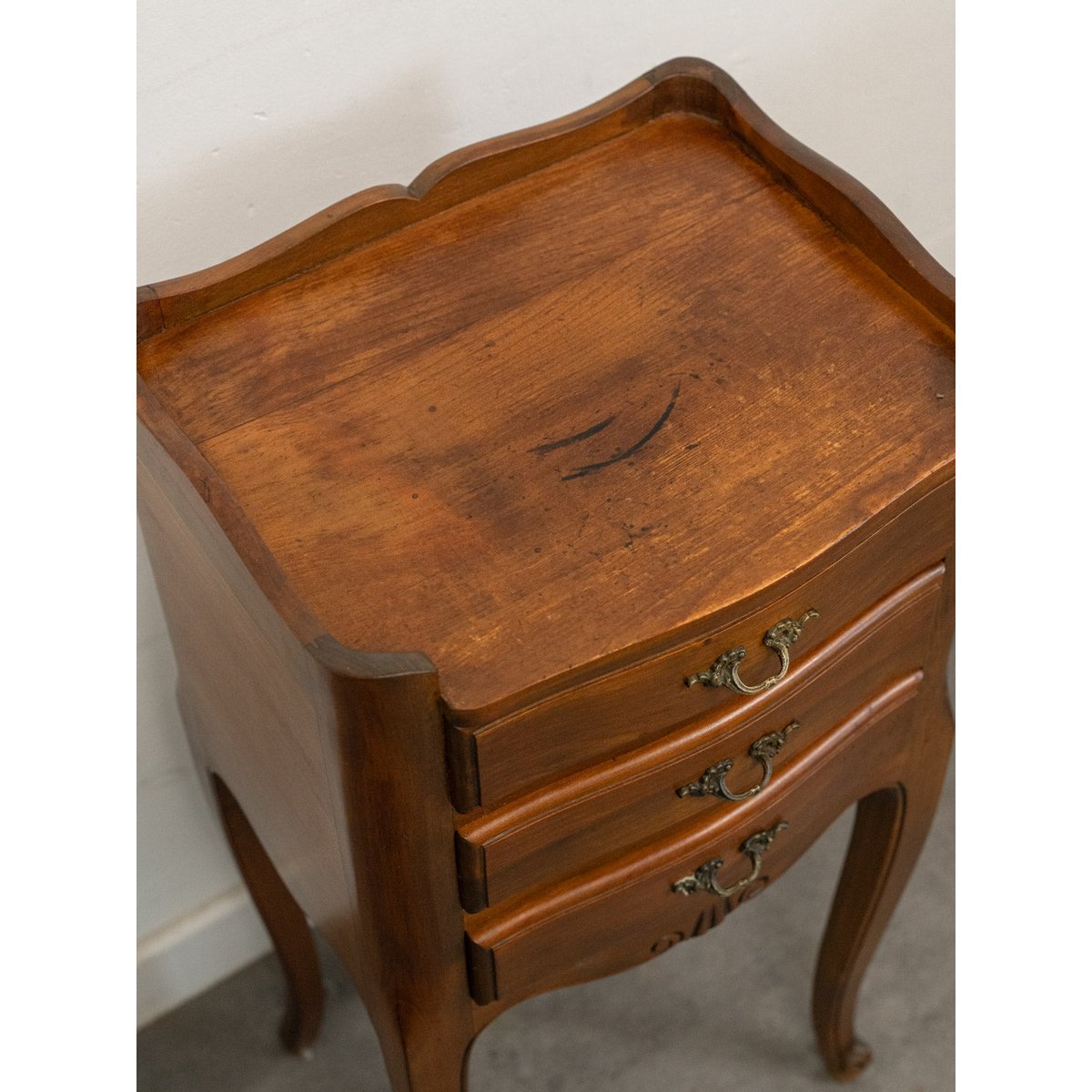 Paire de chevets en bois style Louis XV Odile N°1438 - Bon état bois foncé, DEBONGOUT