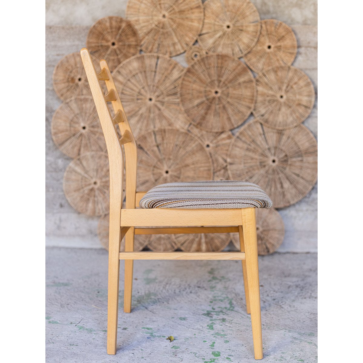 Paire de chaises aux assises rayées Alma N°1982 - Bon état bois clair, DEBONGOUT
