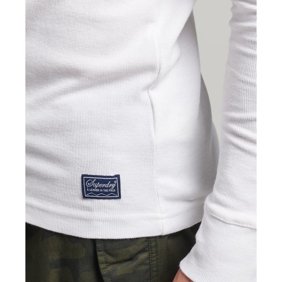 Haut en coton biologique gaufré à col boutonné et manches longues blanc éclatant, SUPERDRY