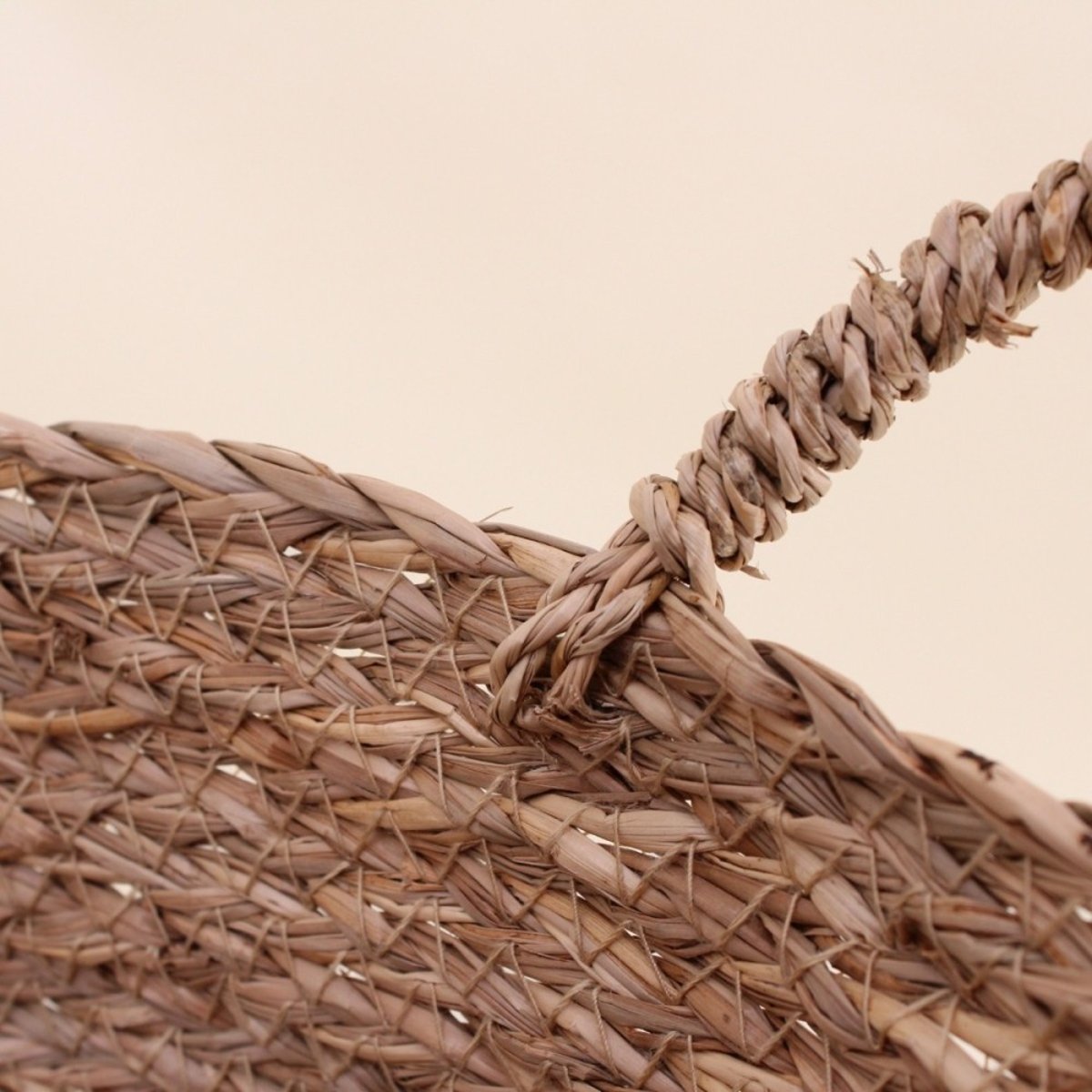 Panier rond brodé "Smile" en jonc de mer naturel, ORNAMI