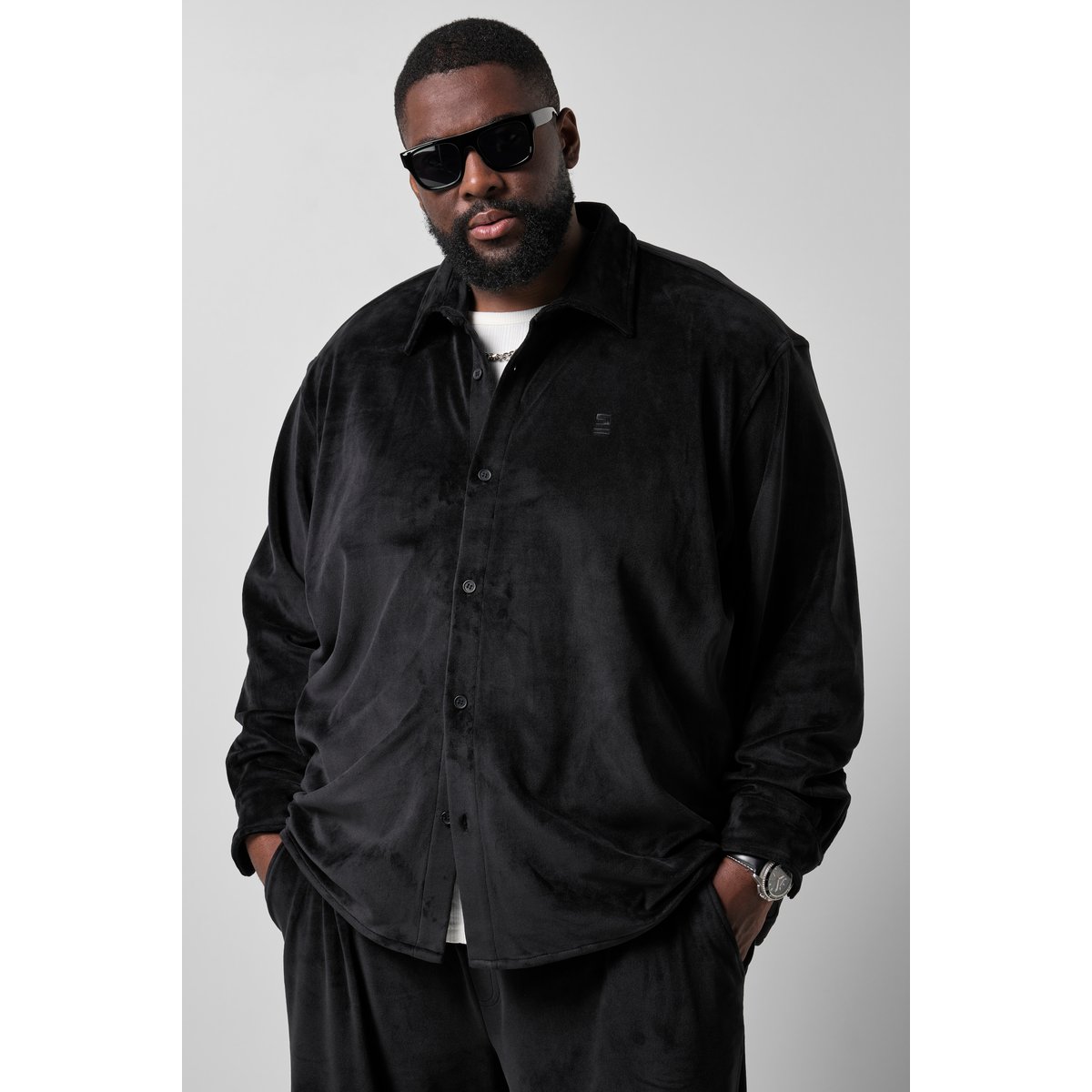 Chemise en velours noir, STHUGE