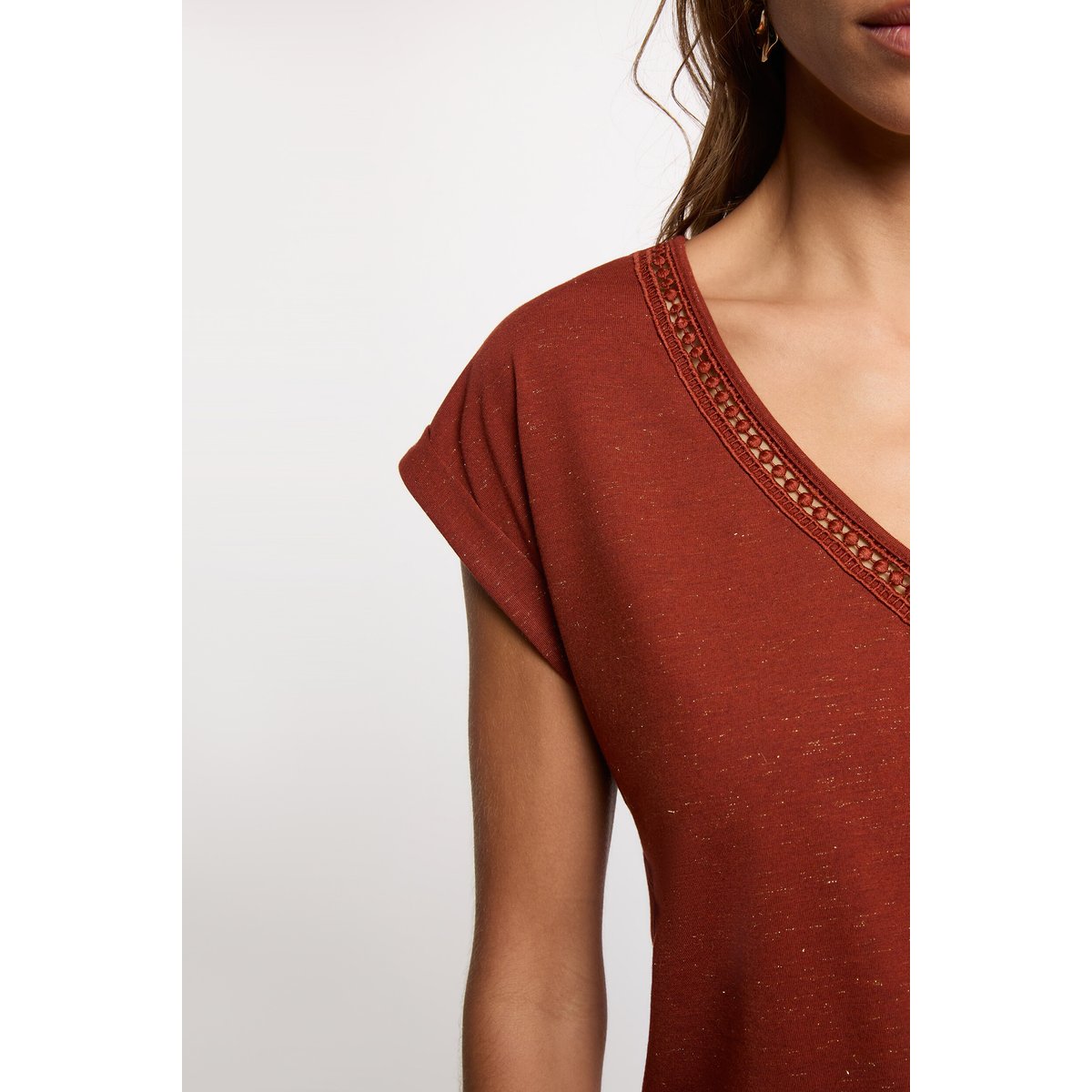T-shirt brillant col v marron cognac, MORGAN