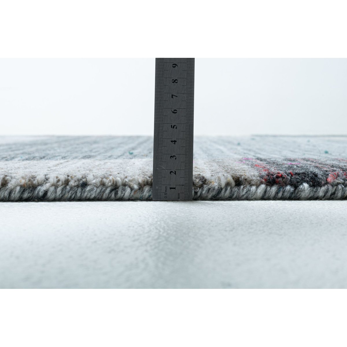 Tapis Kenley fait main en polyester gris foncé, THEKO