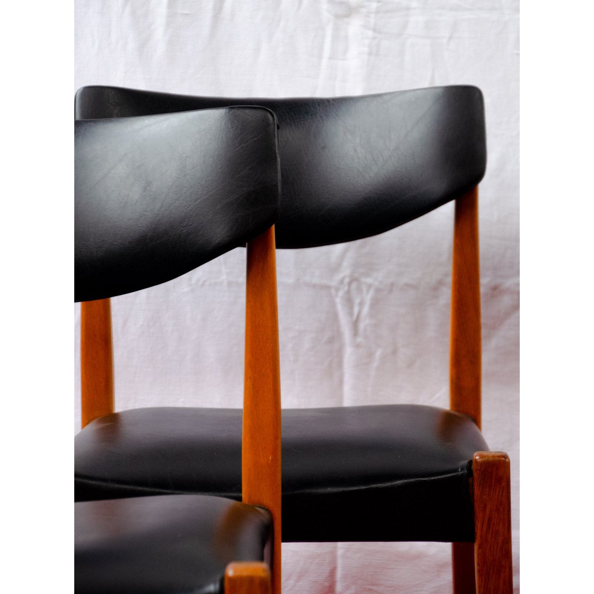 Lot de 4 chaises en teck et skaï Alma N°2129 - Bon état bois clair, DEBONGOUT
