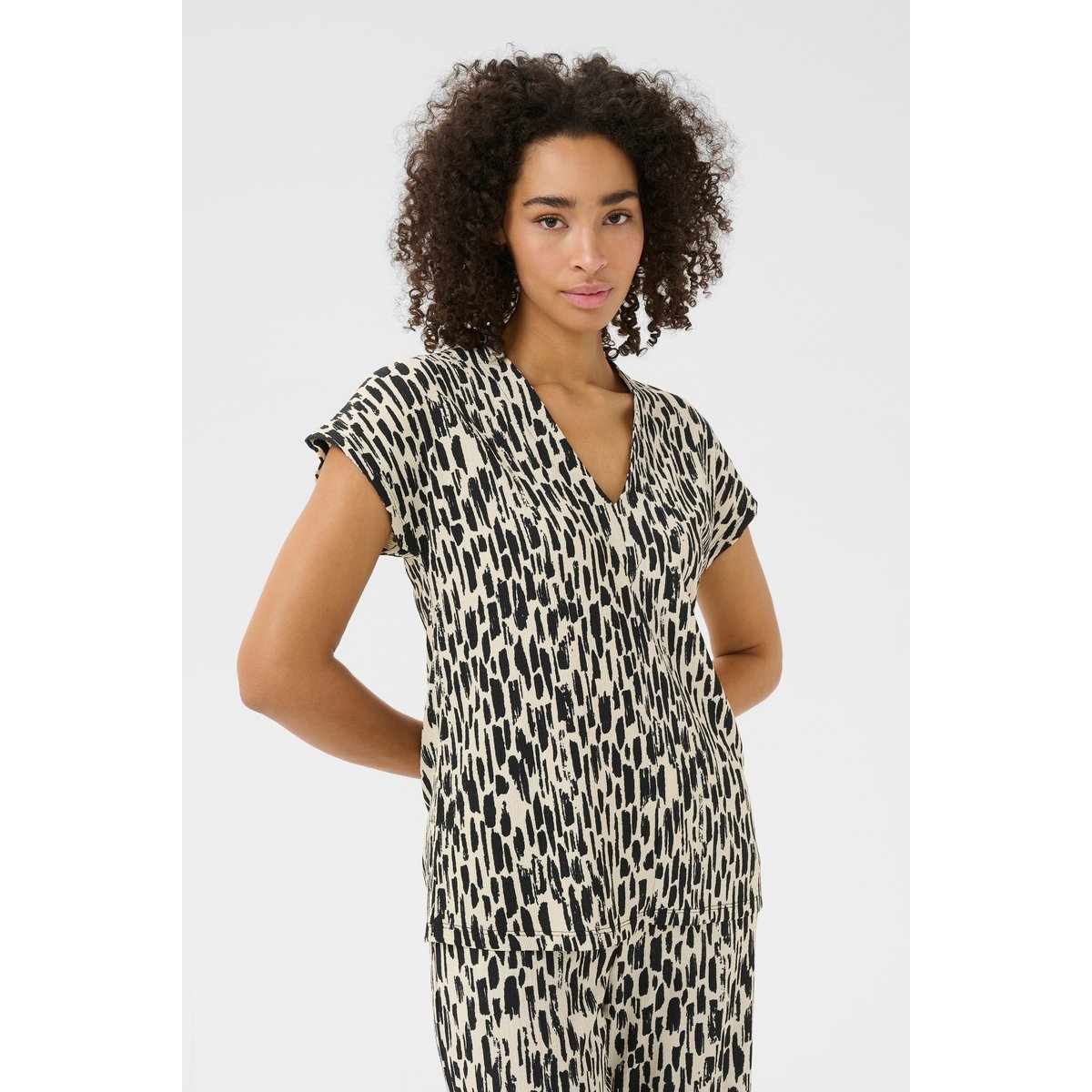 Sleeveless blouse blanc turtledove/noir black paint print, KAFFE