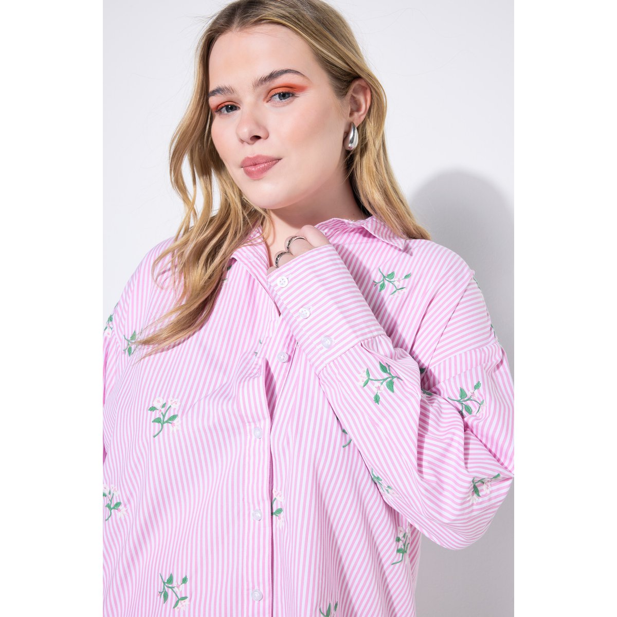 Chemisier à rayures oversize, fleurs brodées rose vif, STUDIO UNTOLD