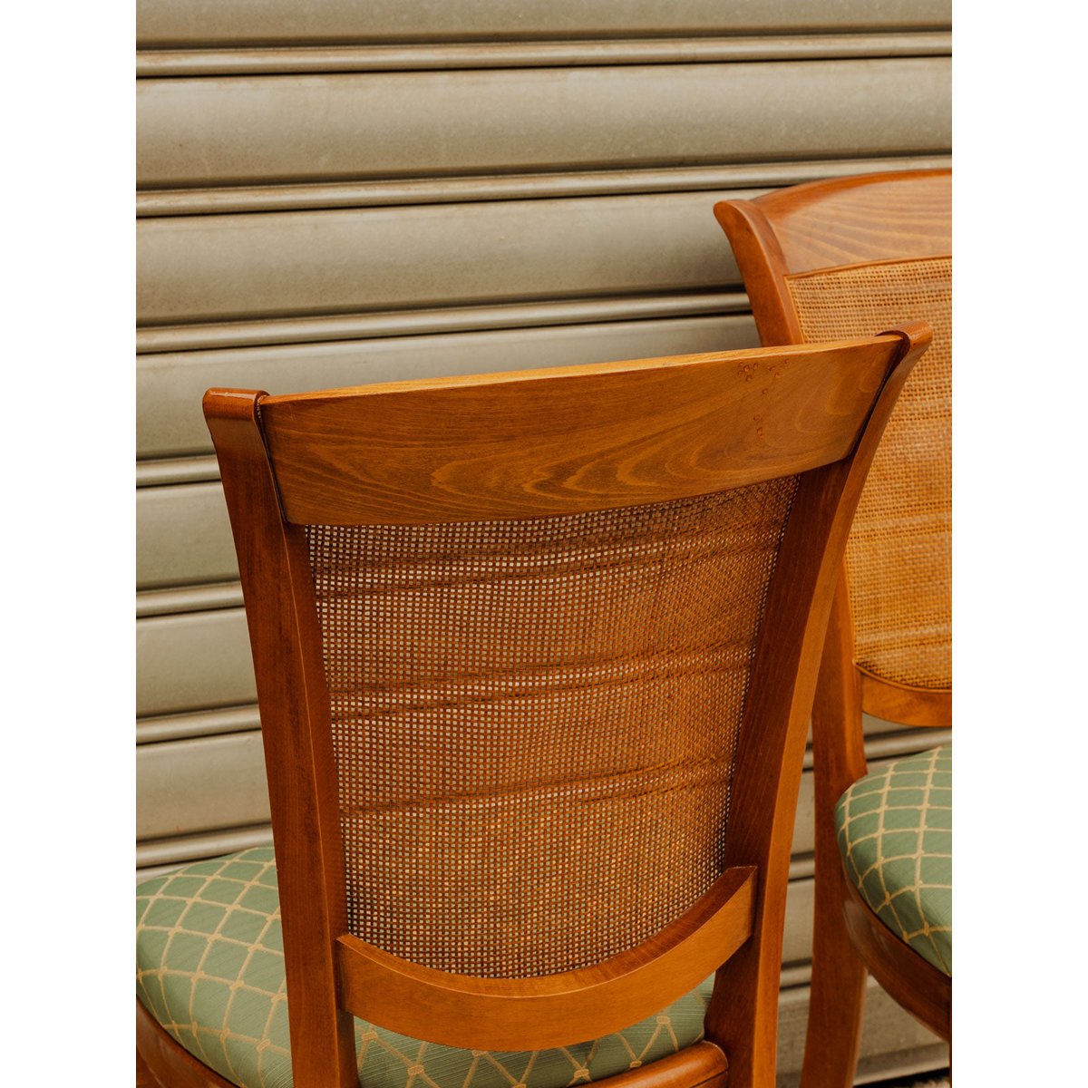 Paire de chaises en bois et tissu vert Claude N°1734 - Bon état bois foncé, DEBONGOUT
