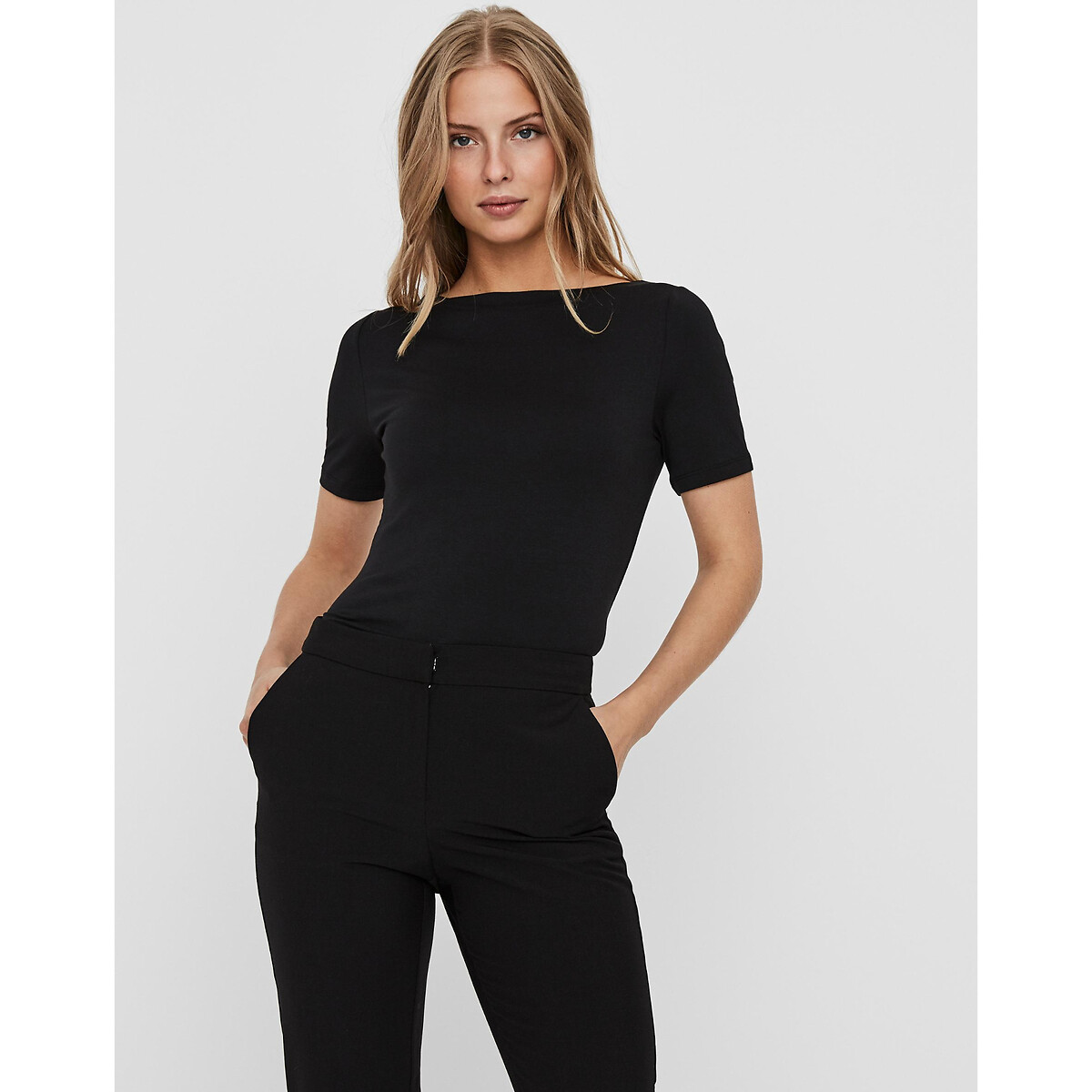 T-shirt con scollatura a barchetta e maniche corte nero , VERO MODA