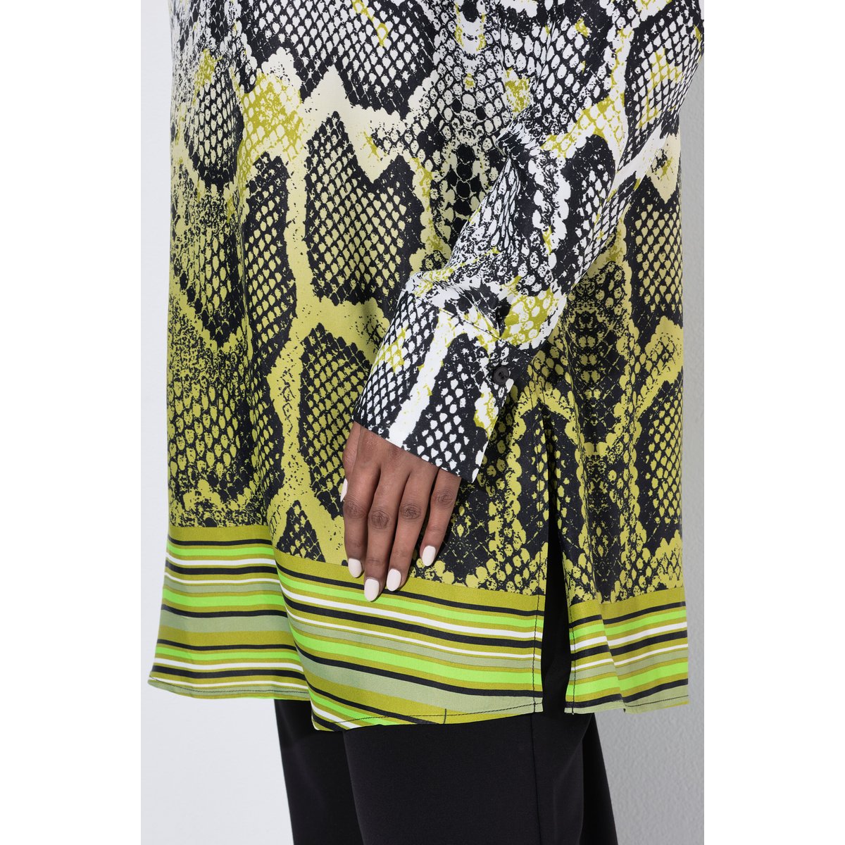 Chemisier en satin, motif peau de serpent blanc cassé, ULLA POPKEN