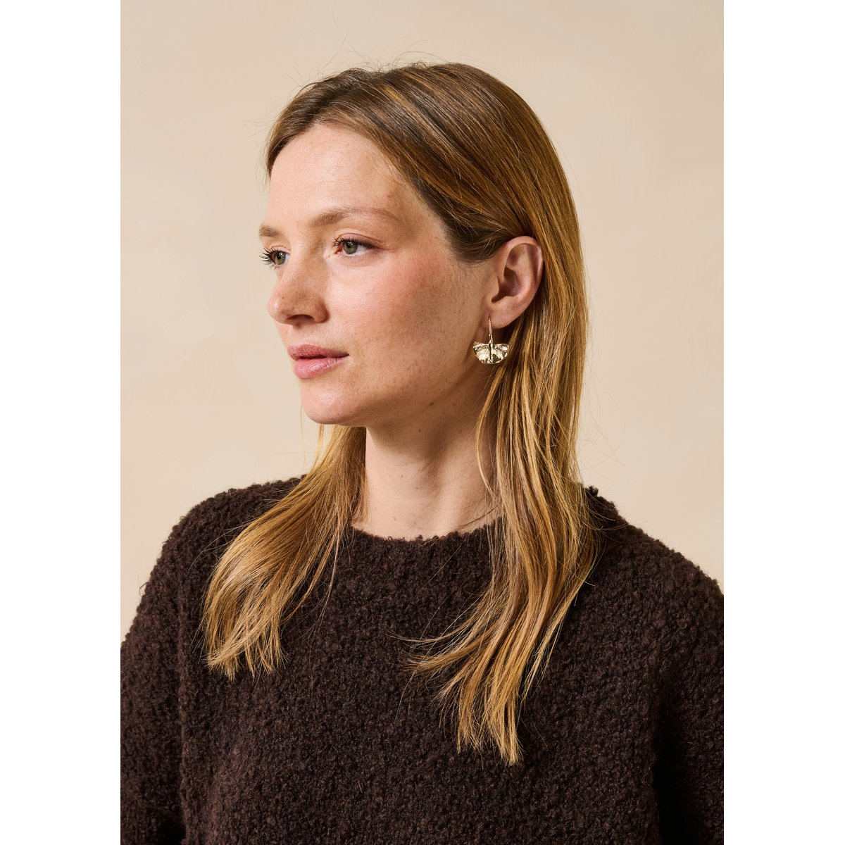 Boucles d'oreilles pendantes fleur de ginko light gold, LA FEE MARABOUTEE