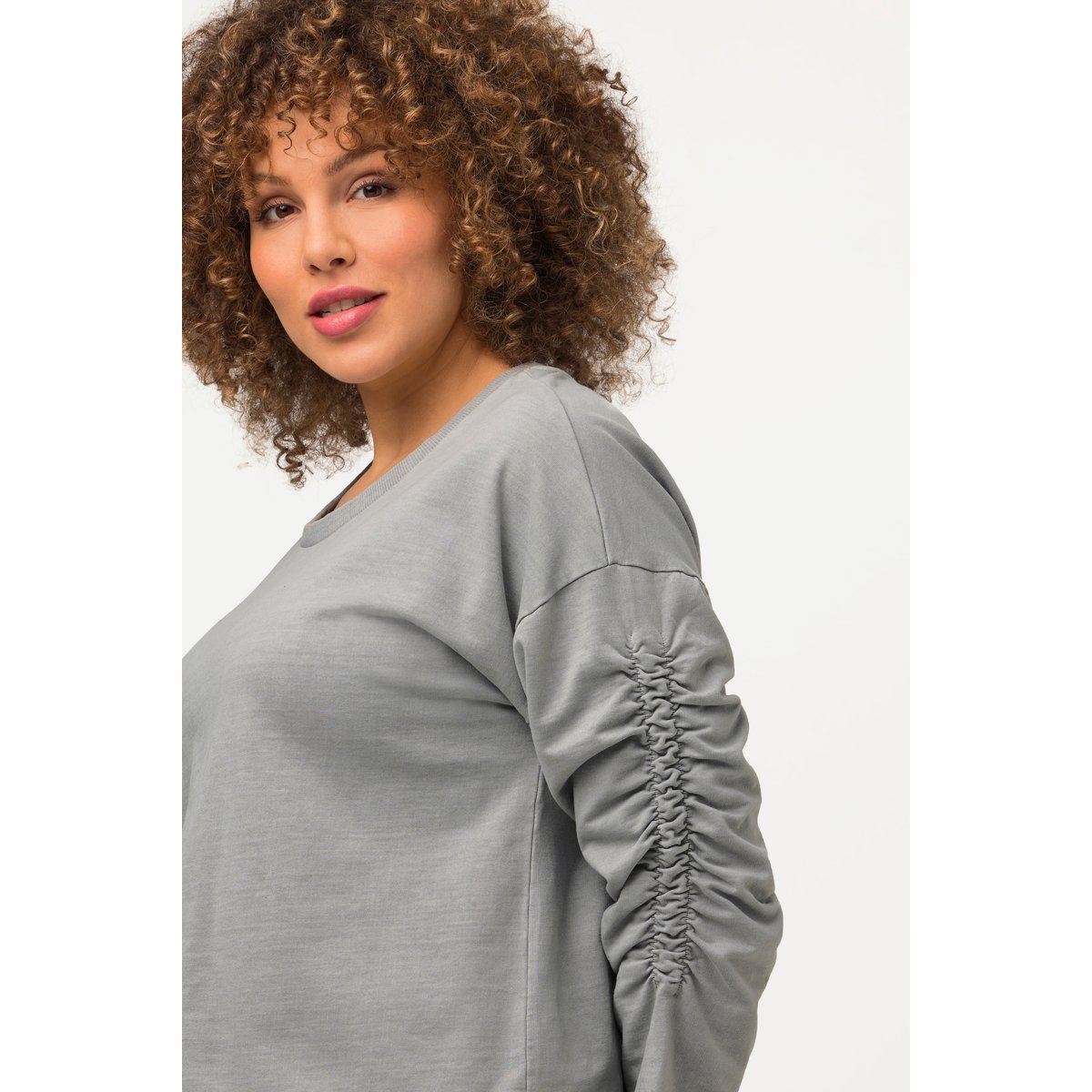 Sweat-shirt court et oversized. Col rond gris clair chiné, ULLA POPKEN