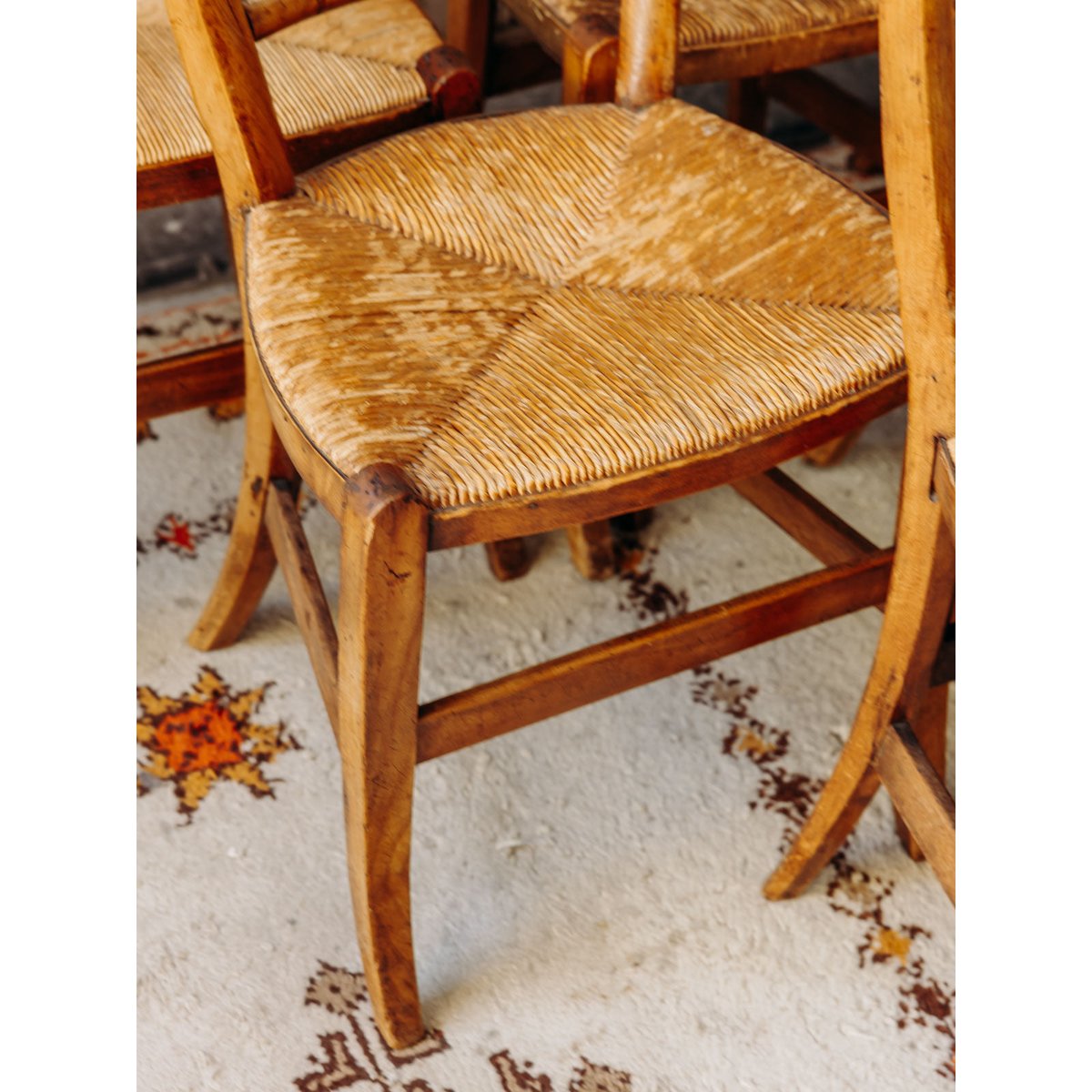 Lot de 6 chaises en cannage et bois sculpté Claude N°1613 - Bon état bois clair, DEBONGOUT