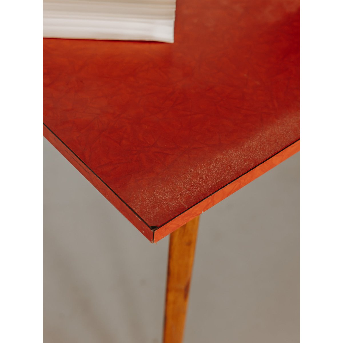 Table à manger au plateau en formica rouge Karla N°1281 - Bon état bois clair, DEBONGOUT