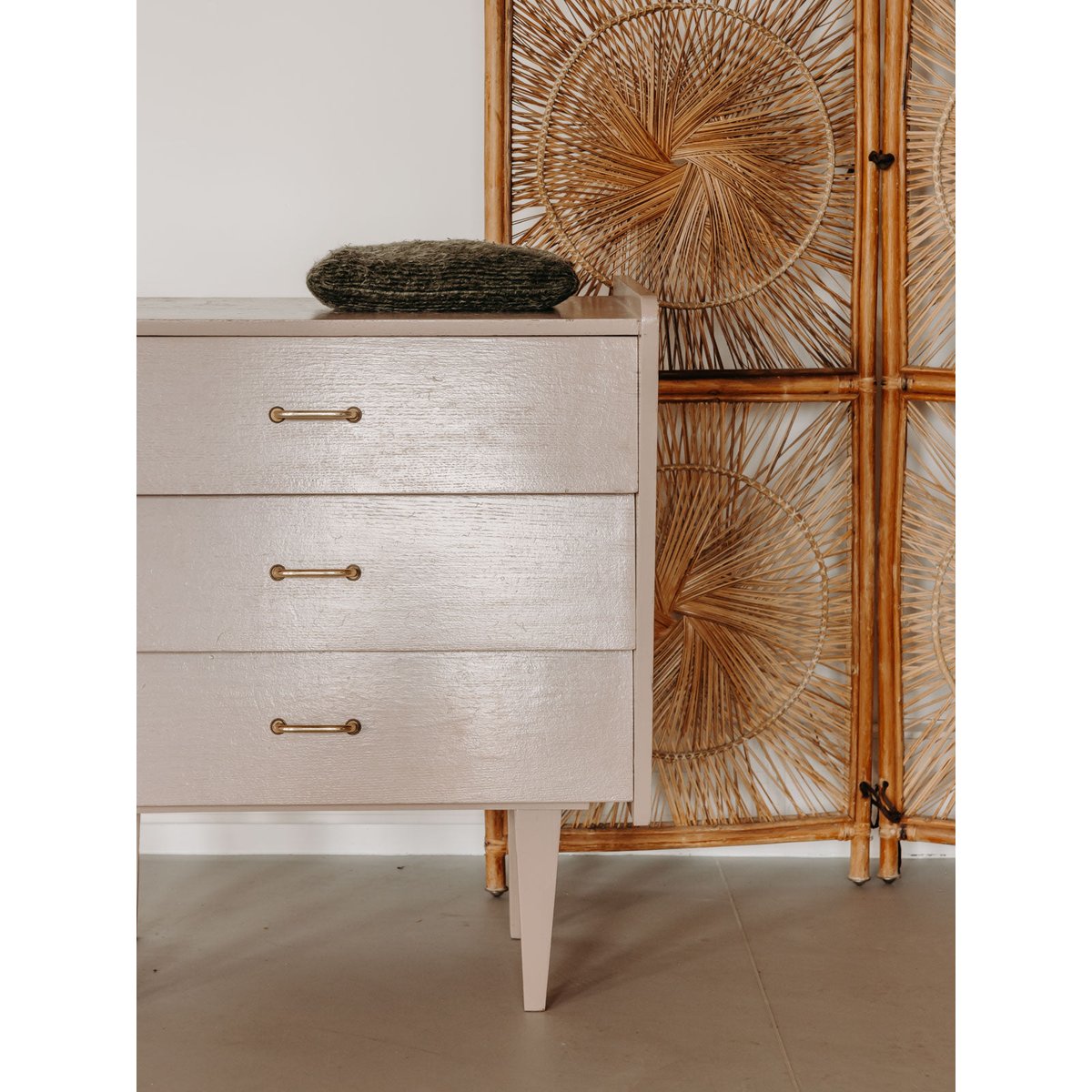 Commode au bois teint en mauve Olga N°1106 - Bon état violet, DEBONGOUT